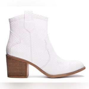 NWOT Dirty Laundry Unite Western White Boots Size 10